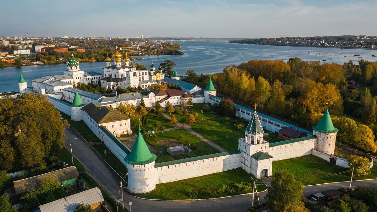 Туры на золотом кольце. Ипатьевский монастырь Кострома экскурсия. Ипатьевский монастырь Ярославль. Переславль-Залесский Кострома. Кострома золотое кольцо России.