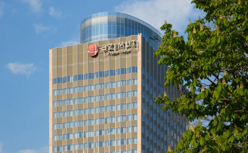 Фасад здания AZIMUT City Hotel Смоленская в Москве