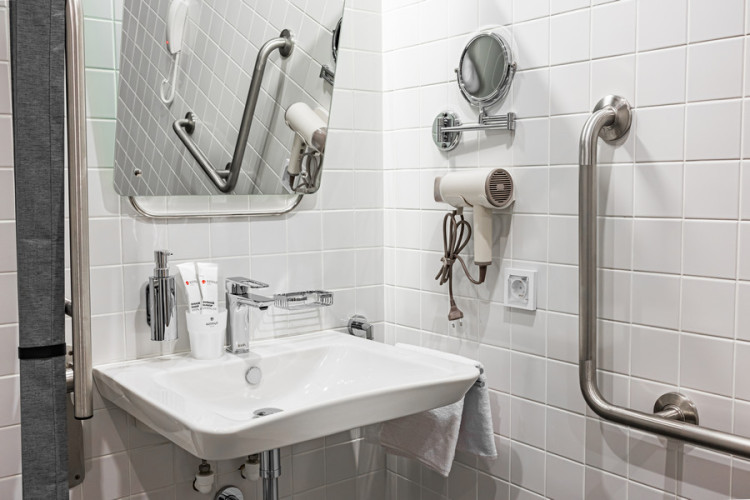 AZIMUT Отель Абакан Номер для маломобильных граждан