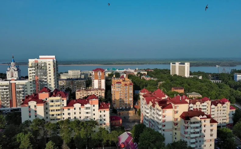 Панорамный вид на реку Амур и отель AZIMUT Сити Отель Хабаровск