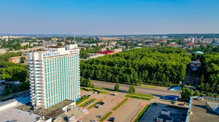 Фасад с парком