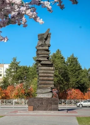 Памятники и скульптуры