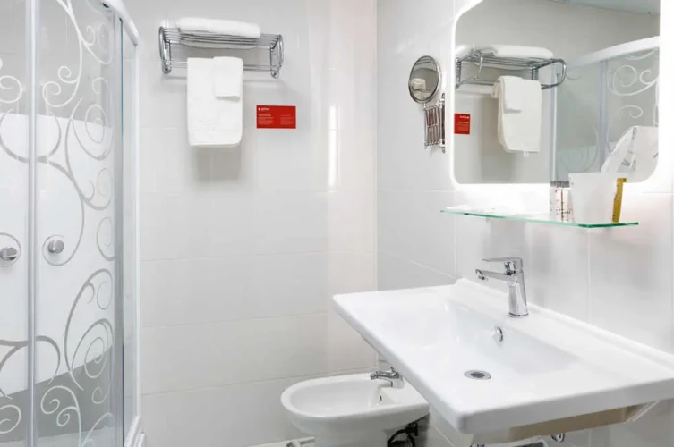 Ванная с душевой кабиной