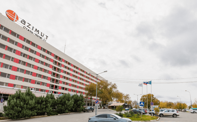 Территория перед отелем