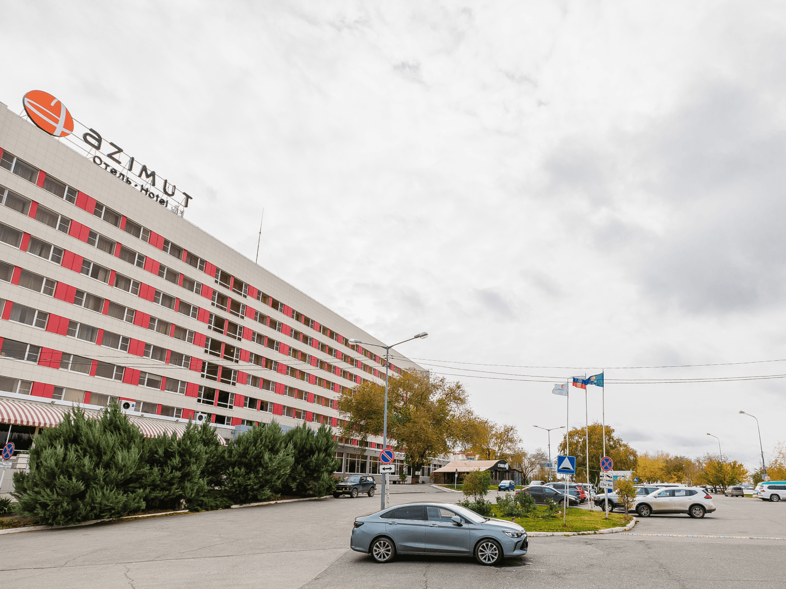 Территория перед отелем