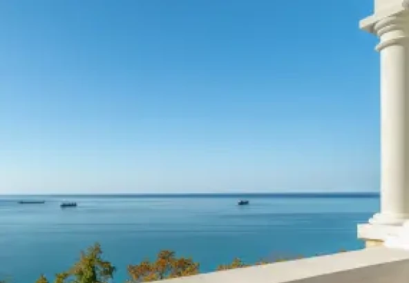 Relax with a sea view and a 17% discount!