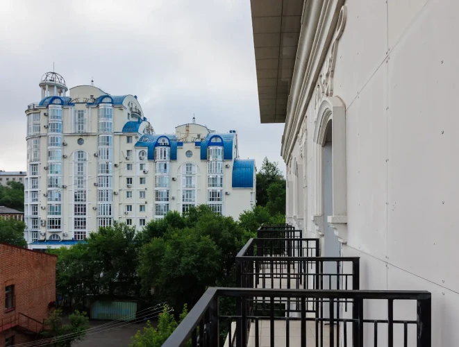 Панорамный вид на реку Амур и отель AZIMUT Сити Отель Хабаровск