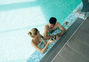 Отели AZIMUT с бассейнами